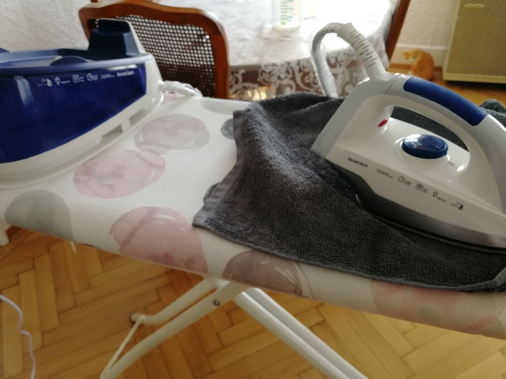 Bügelstation Handteil auf Bügelwäsche liegend